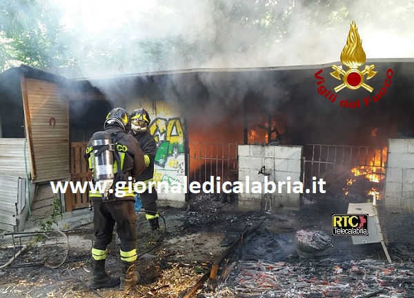 Catanzaro, incendio in località Campagnella