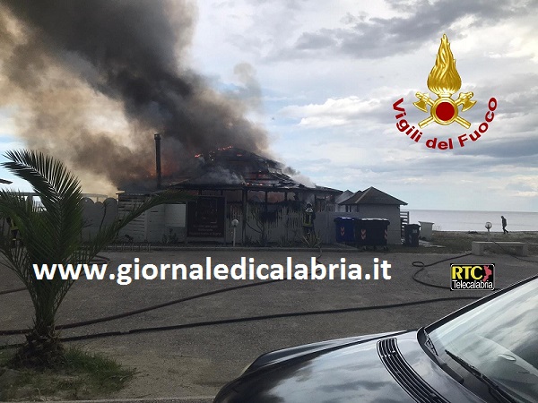 Stabilimento balneare in fiamme a Sellia Marina