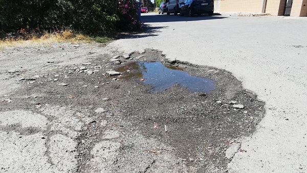 Lazzaro, “strade urbane in dissesto”