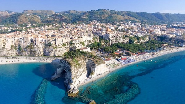 Indagine di Federconsumatori: “A Tropea i prezzi più alti per sdraio ed ombrellone”