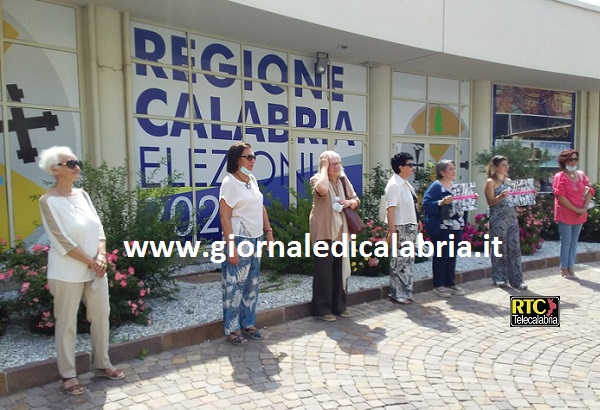 Sit in “Donne per le donne” per l’istituzione della breast unit – unità di senologia per la lotta contro il cancro