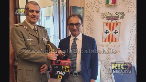 Catanzaro, il sindaco Abramo ha consegnato un defibrillatore al corpo militare Acismom nell’ambito della raccolta fondi della Fondazione Politeama