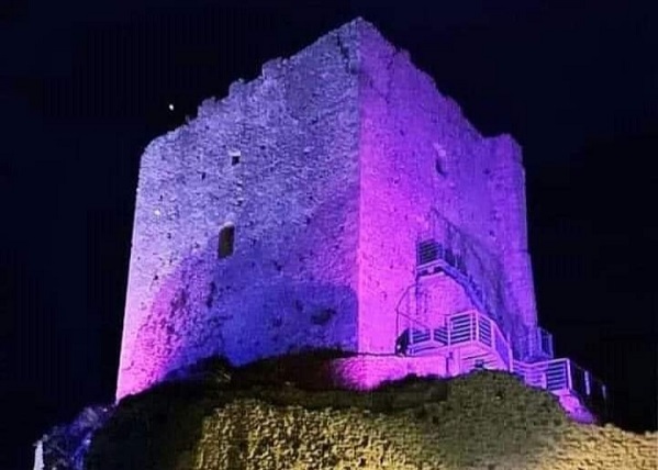 Belcastro, si colora di rosa il Castello Normanno per la lotta contro il tumore al seno