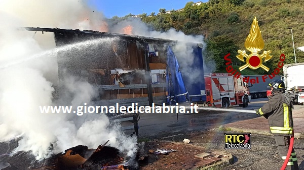 Autocarro prende fuoco sulla A2 tra Cosenza e Rogliano, illeso il conducente