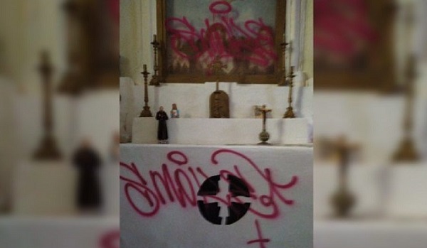 Vandali in azione in una chiesa di Castrovillari, imbrattato un altare