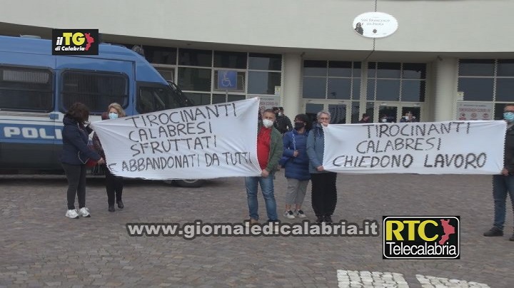 Lavoro, i Tirocinanti calabresi: “Noi abbandonati da tutti ed ignorati anche dal ministro Boccia”