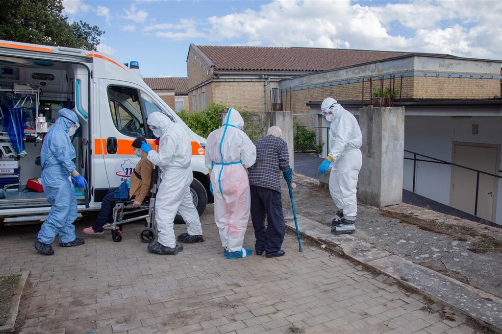 Covid, 8 anziani positivi in una Rsa a Laino Borgo