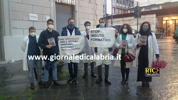 Catanzaro, sit-in di protesta dei medici specializzandi (VIDEO)