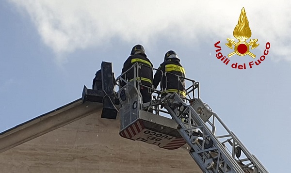 Catanzaro, intervento dei Vigili del fuoco per messa in sicurezza della croce su chiesa Santa Maria di Porto Salvo (FOTO)