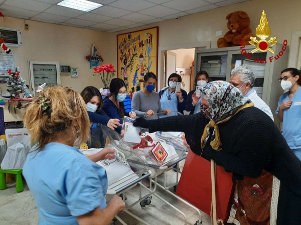 Vibo, i Vigili del fuoco e l’associazione grandi grisù portano la Befana in ospedale (FOTO)