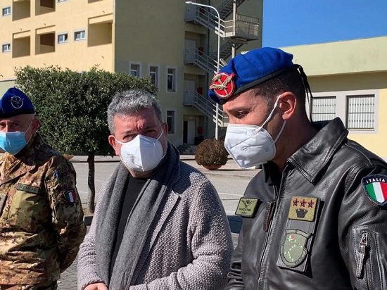 Spirlì in visita al reggimento Aves Sirio a Lamezia