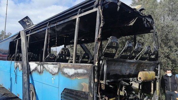 A fuoco un autobus di Ferrovie della Calabria sulla linea Palmi-Delianuova