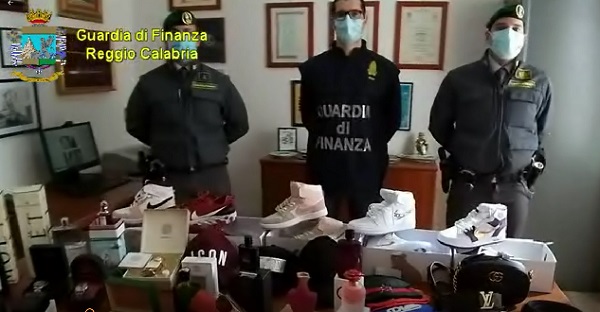 Contraffazione, negozio del falso in centro a Reggio: una denuncia