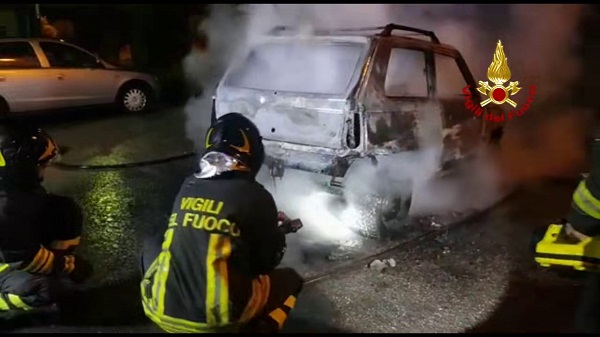 Sant’Andrea Apostolo, auto distrutta da un incendio: indagini