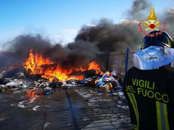 Crotone, incendio di rifiuti vicino al mercato ortofrutticolo (FOTO)