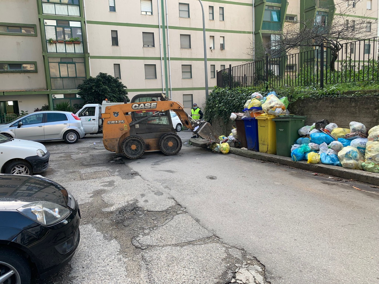 Catanzaro, intervento straordinario di raccolta, pulizia e sanificazione in Viale Isonzo (FOTO)