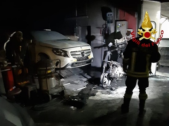 Catanzaro, incendio nella notte in una autocarrozzeria a Gagliano