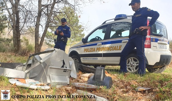 Scaricava rifiuti nei boschi della Sila, inchiodato dalla Polizia provinciale di Cosenza