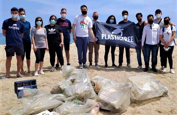 Cassano Jonio, l’associazione “Plastic Free” raccoglie rifiuti abbandonati sul litorale di Sibari