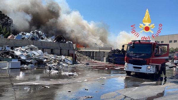 Reggio/ Incendio nel piazzale di una ditta di stoccaggio e smaltimento di rifiuti ingombranti