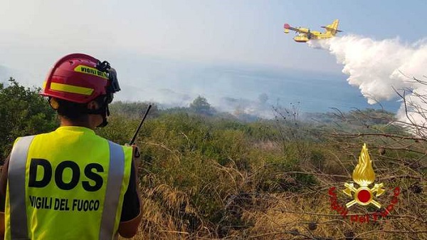 Isola Capo Rizzuto/ Incendio in pineta a Sovereto, evacuato un campeggio