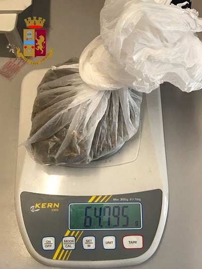 Cosenza, arrestato un giovane per possesso di marijuana