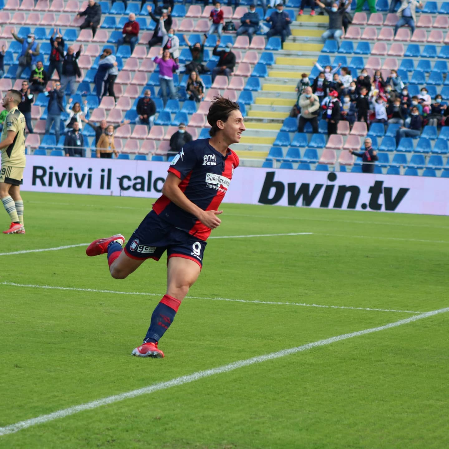 Calcio/ Primo sorriso per il Crotone, battuta la capolista Pisa (primo ko stagionale)