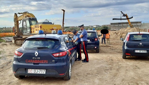 Sellia Marina/ Controlli dei carabinieri ad un cantiere edile, sanzioni per migliaia di euro