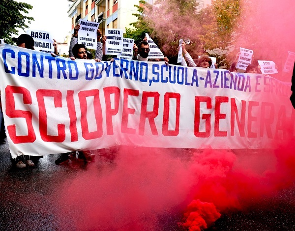 Cosenza/ Centinaia di studenti in piazza per lo sciopero generale contro classi pollaio e Pnrr