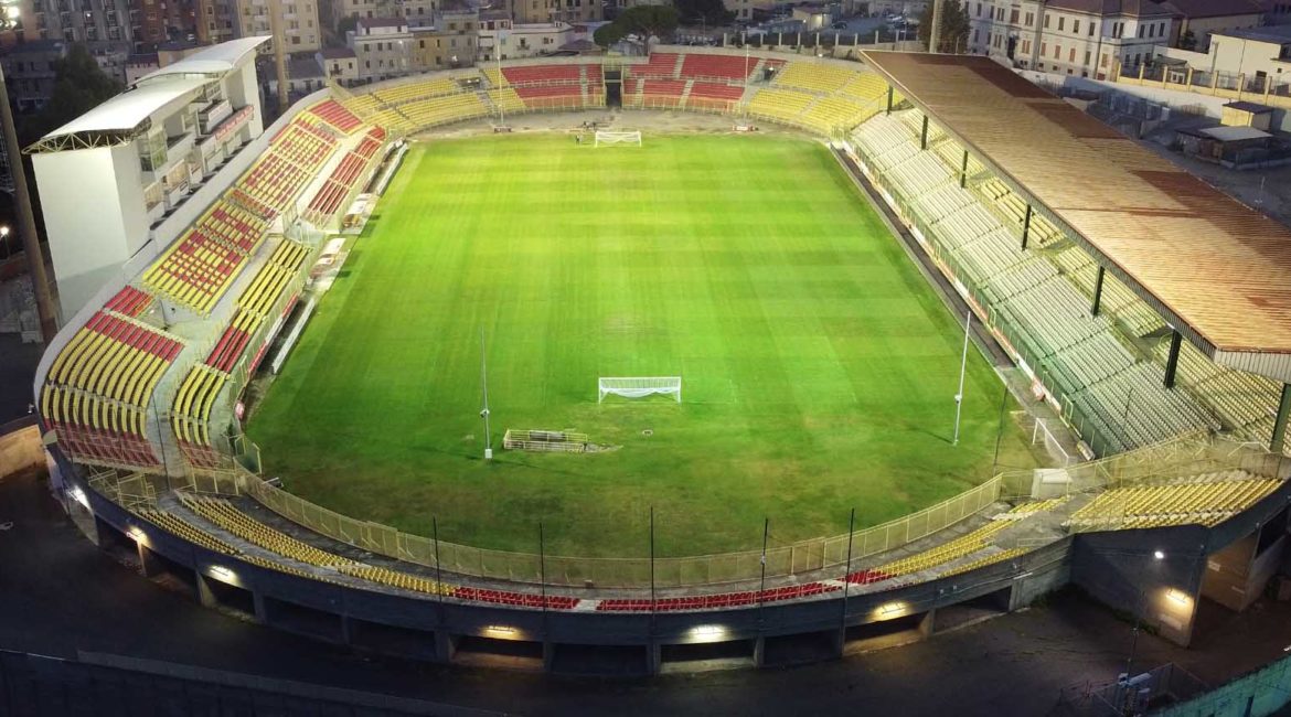 Incendio mortale, Catanzaro Calcio in campo con il lutto al braccio