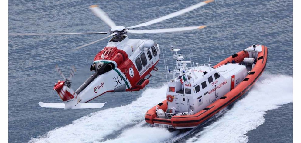 Un elicottero della Guardia costiera soccorre una componente dell’equipaggio di una nave al largo di Capo Spartivento