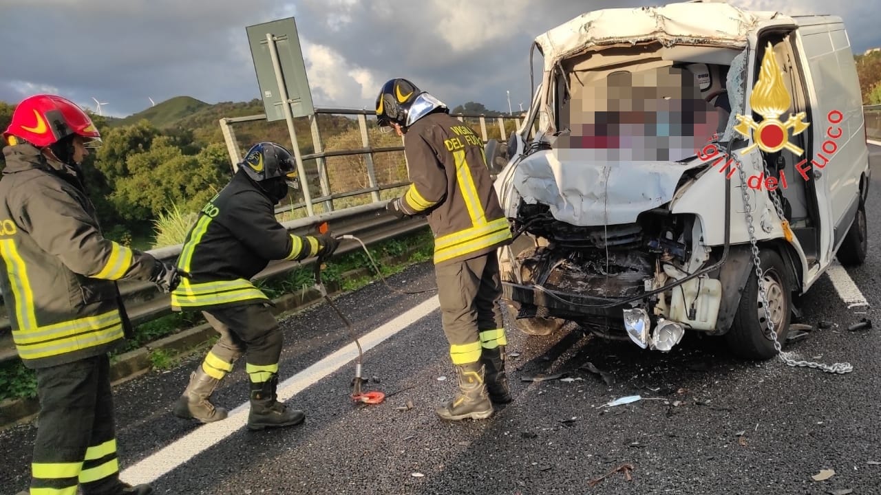 Incidenti stradali a catena sulla SS280 tra Caraffa e Settingiano, un morto e 3 feriti