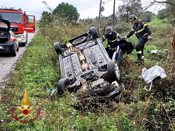 Auto fuori strada sulla SP53 nel Crotonese, ferita una donna