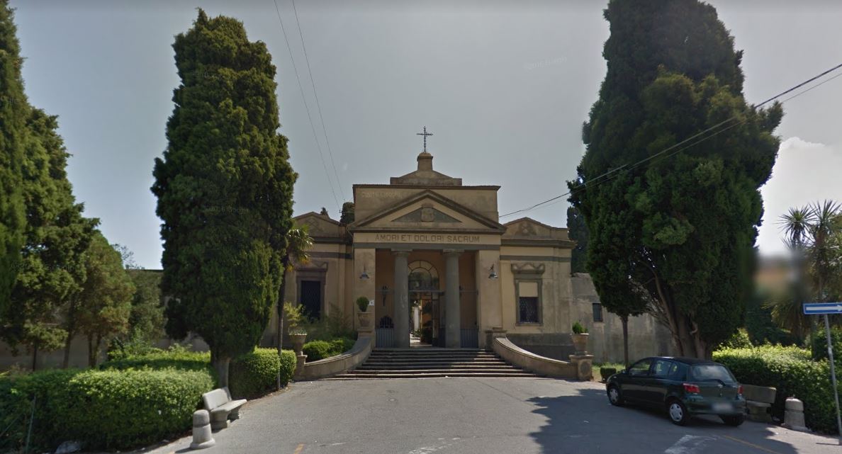 Vibo/ Ossa umane sul tetto di una cappella del cimitero, indagini in corso