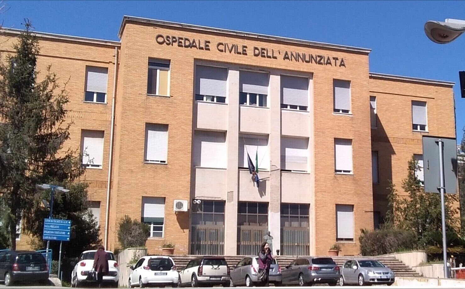 Cosenza, una donna minaccia il suicidio in ospedale: intervento di un poliziotto