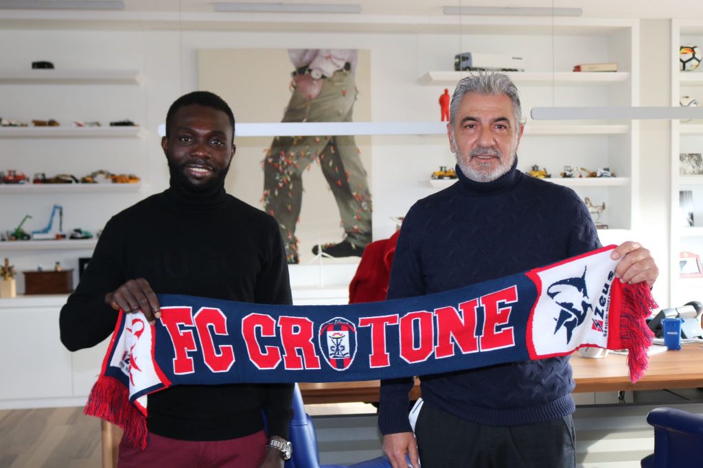 Calcio/ Il nuovo acquisto Awua: “La maglia del Crotone è importante, sono felice di poterla indossare”