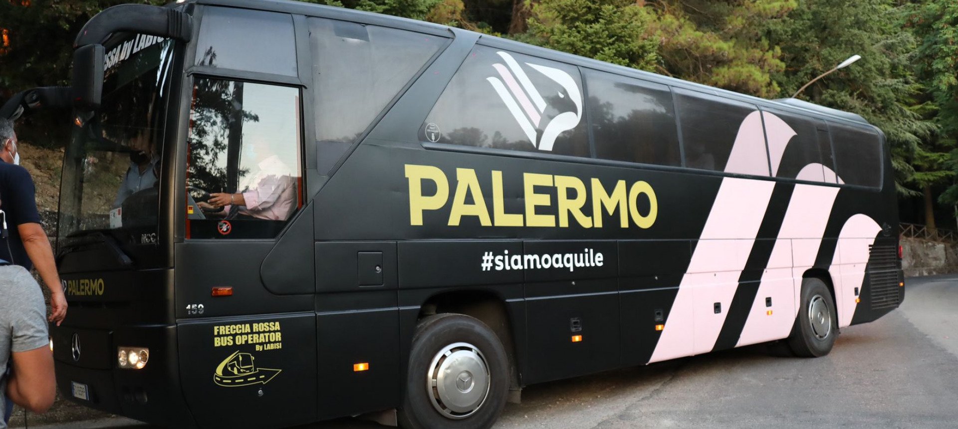 Catanzaro, assalto al pullman del Palermo danneggiato a colpi di bastone con i calciatori a bordo