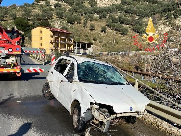 Petilia Policastro/ Un uomo di 59 anni precipita con l’auto da un ponte e muore