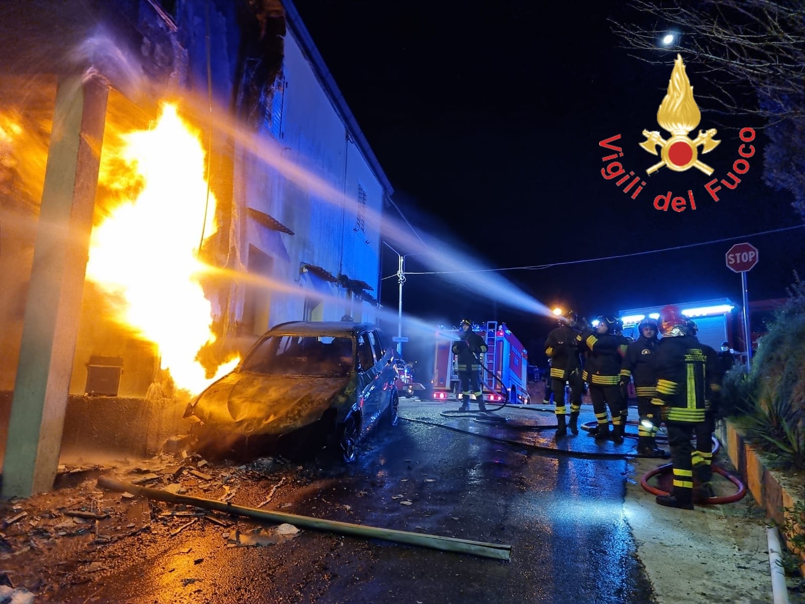 Auto in fiamme a Catanzaro, sgomberato uno stabile