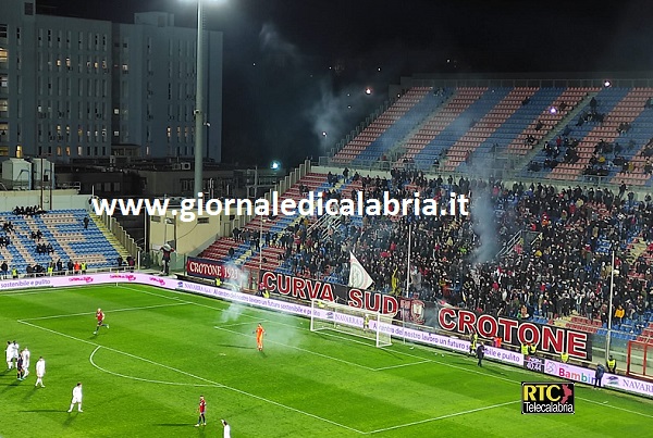 Emessi Daspo per 2 tifosi del Crotone responsabili di lancio di oggetti durante Crotone-Foggia del 31 maggio