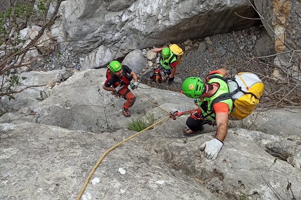 Cerchiara di Calabria, il cane Jimmy salvato dal Soccorso Alpino e Speleologico nel Torrente Caldanello