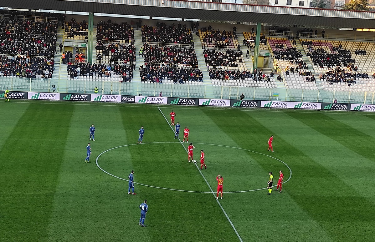 Calcio serie C/ Il Catanzaro perde lo scontro diretto con il Bari che si riporta a +10. Decide il supergol di D’Errico