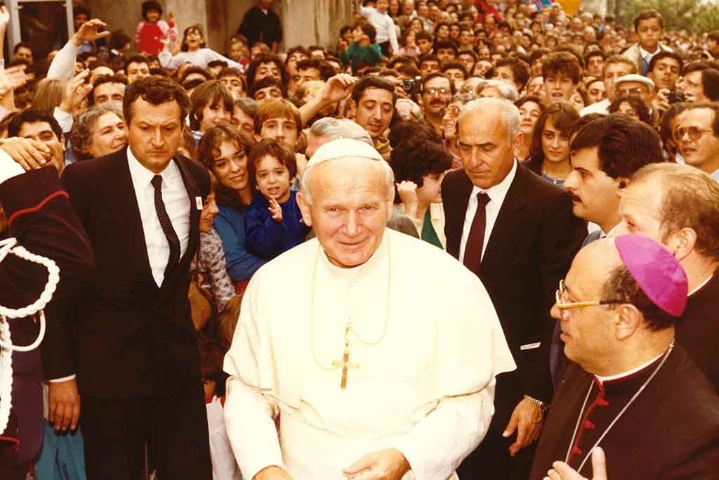 La Cooperativa Artemide dona i quadri della visita di Papa Giovanni Paolo II a Catanzaro nel 1984 (FOTO)