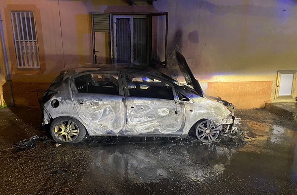 Crosia, incendiata l’auto di un assessore comunale: indagano i Carabinieri