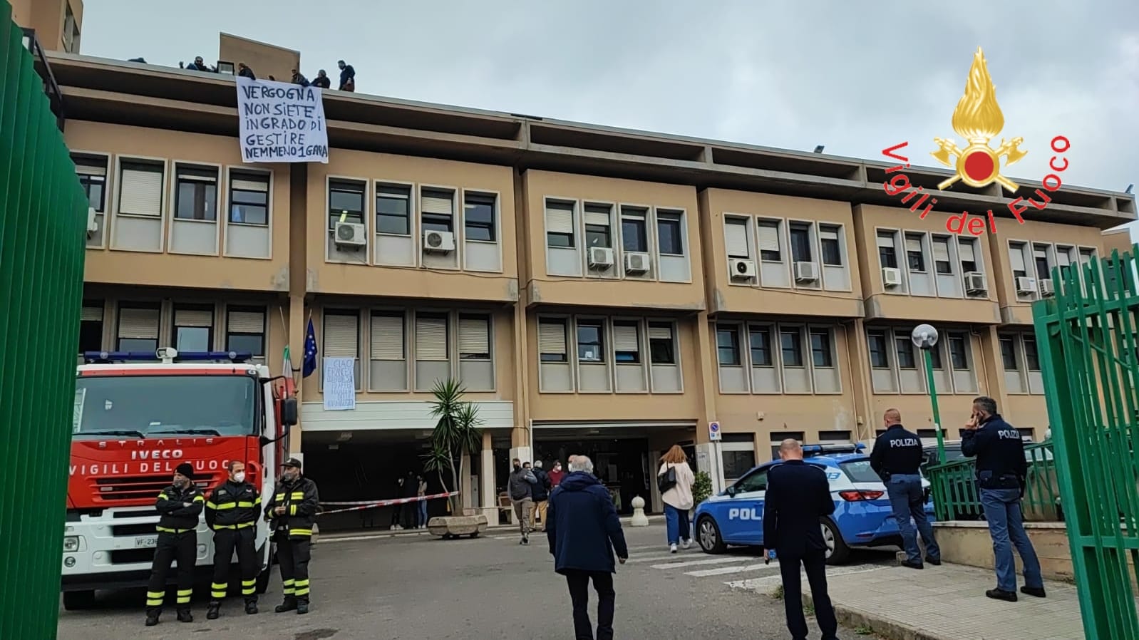 Corigliano, addetti al servizio mensa preoccupati per il loro futuro protestano sul tetto dell’ospedale