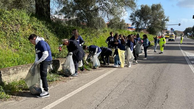 Raccolti chili di rifiuti abbandonati nel tratto vibonese della Ss18