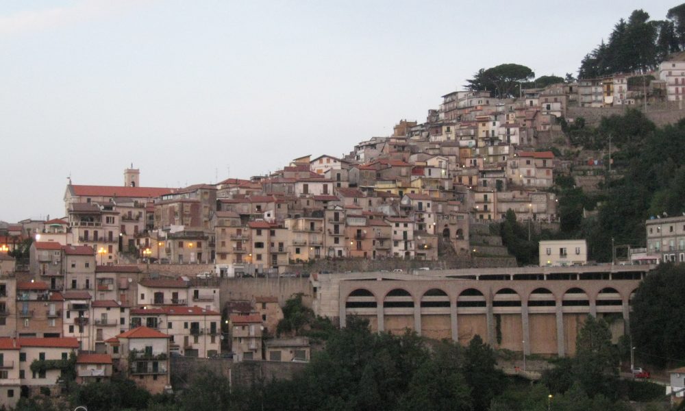 San Giorgio Morgeto, incendiata l’automobile della Polizia locale