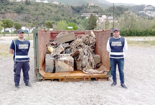 Bonifica dei fondali marini nell’Alto Tirreno Cosentino, la Guardia Costiera rimuove manufatti per l’ormeggio abusivo delle barche