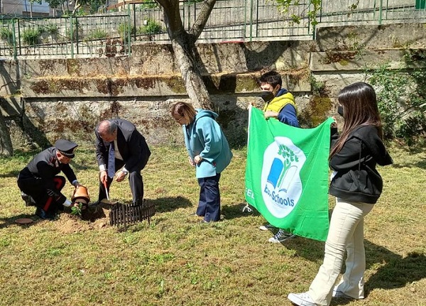 L’Istituto Scopelliti di Girifalco ha ospitato il testimone di giustizia Pino Masciari. Piantumato l’albero di Falcone