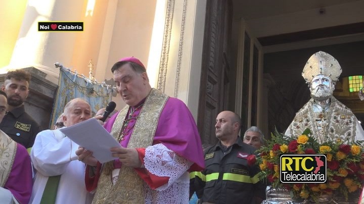 Catanzaro, si è svolta nel pomeriggio la processione per il patrono San Vitaliano. La prima volta per l’arcivescovo Maniago (VIDEO)